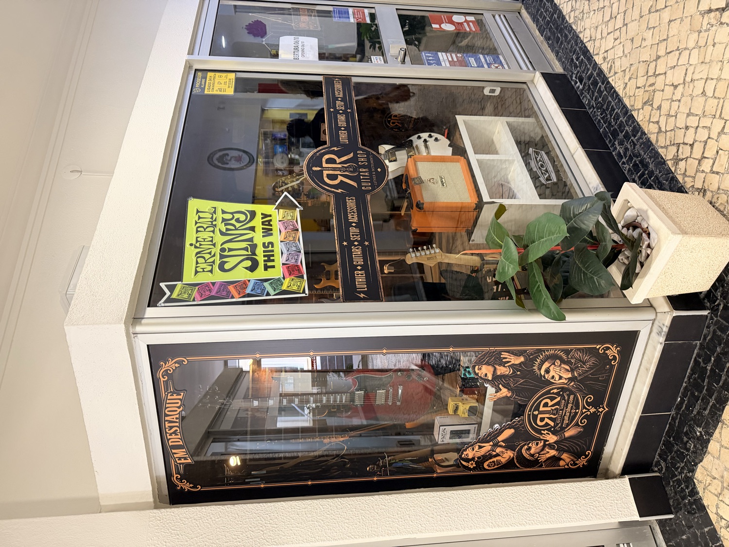 RR Guitar Shop — montra da loja em Caldas da Rainha